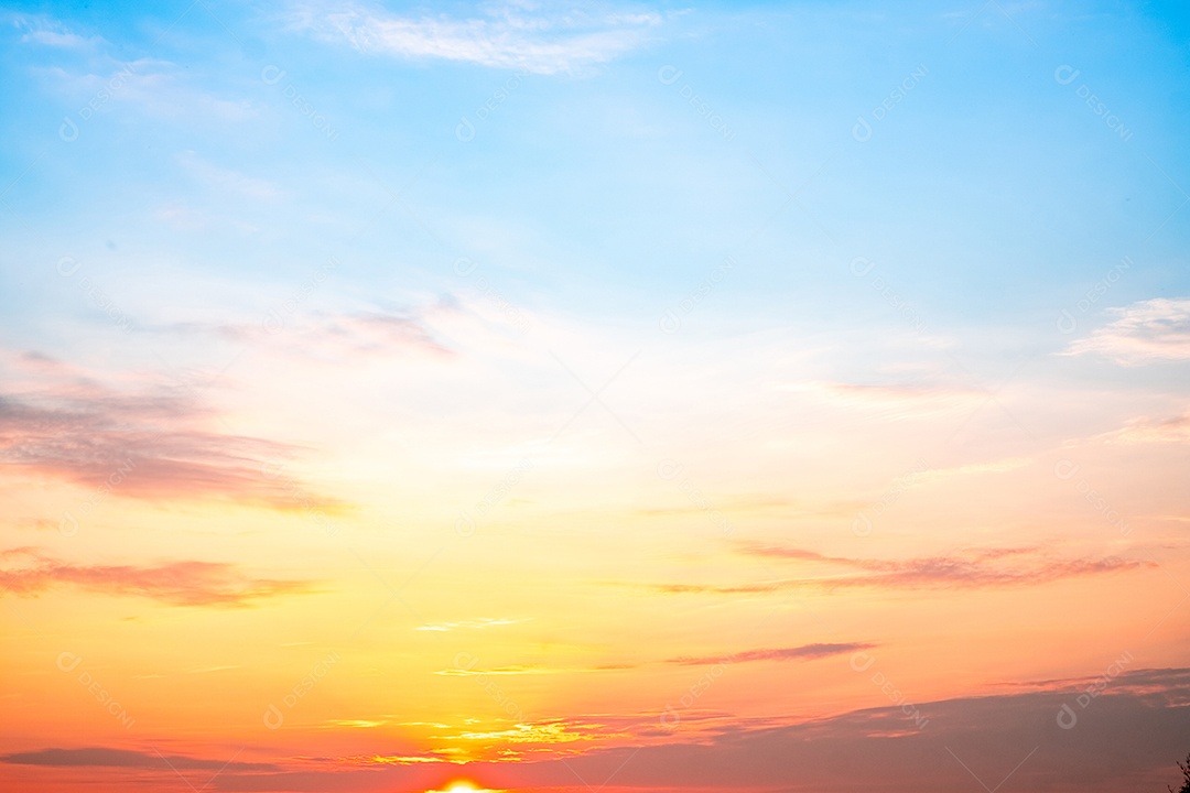 Céu pôr do sol lindo luxuoso gradiente suave laranja dourado nuvens e luz do sol no céu azul perfeito para o fundo