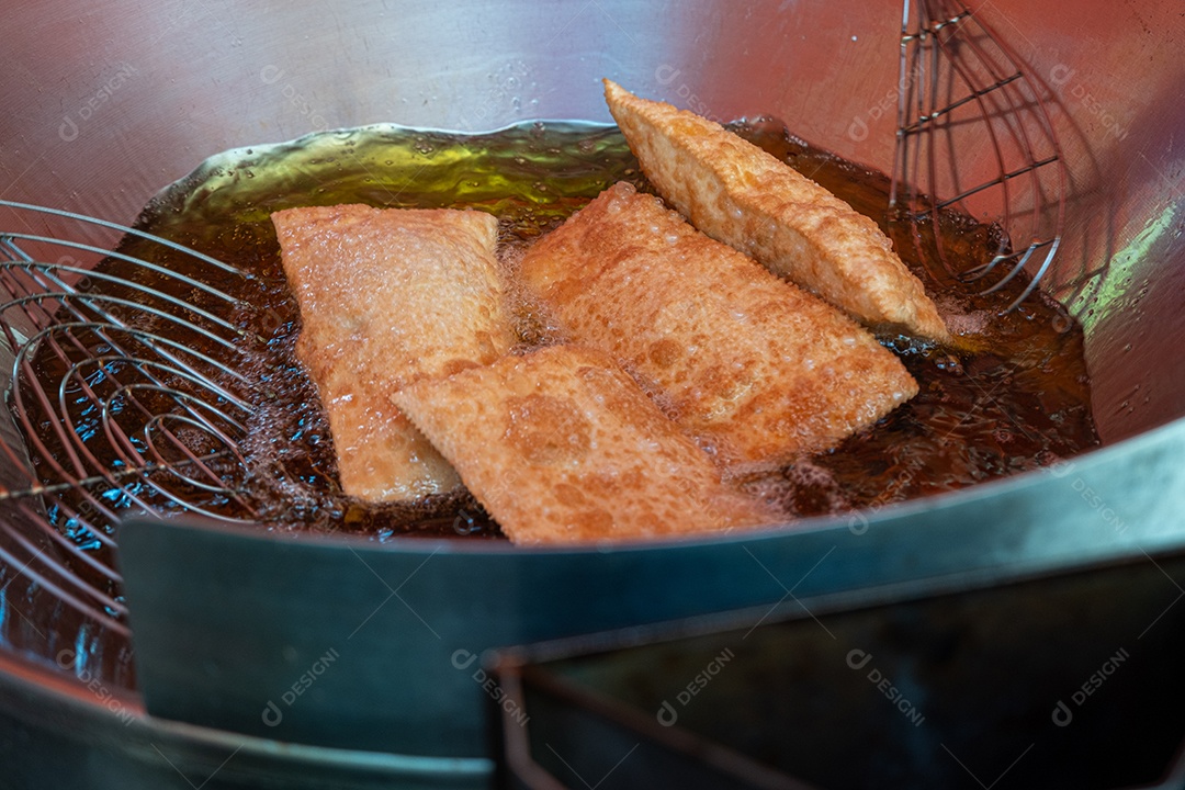 Pastéis doces sendo fritos