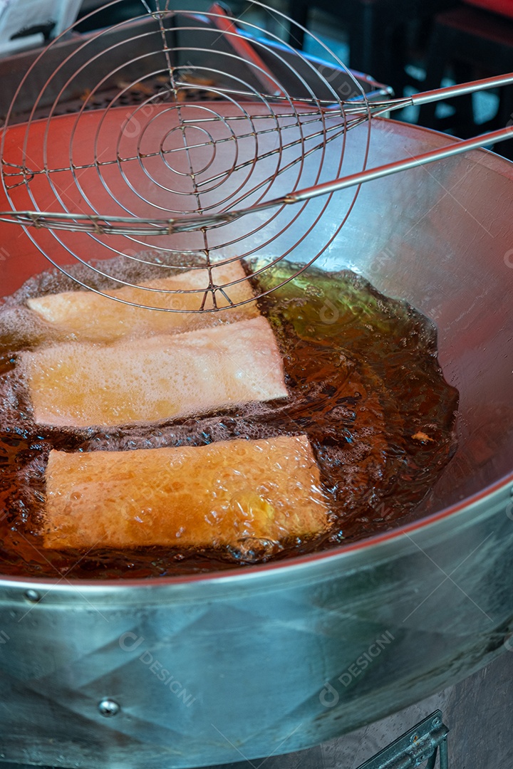 Pastéis doces sendo fritos