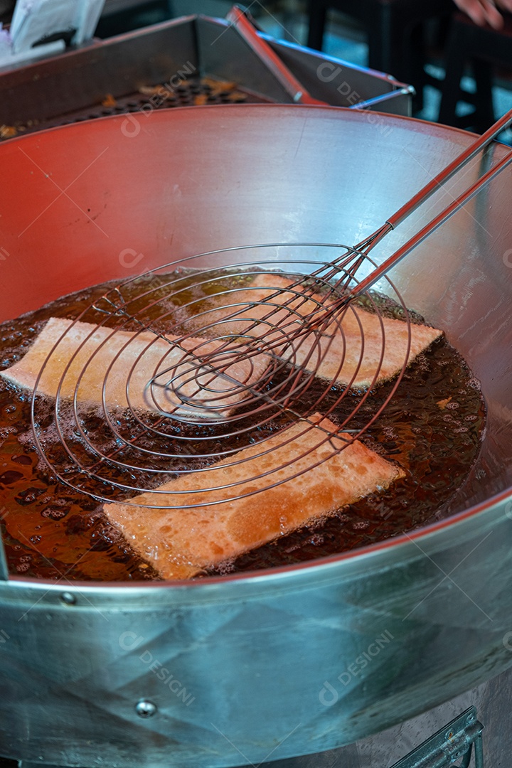 Pastéis doces sendo fritos