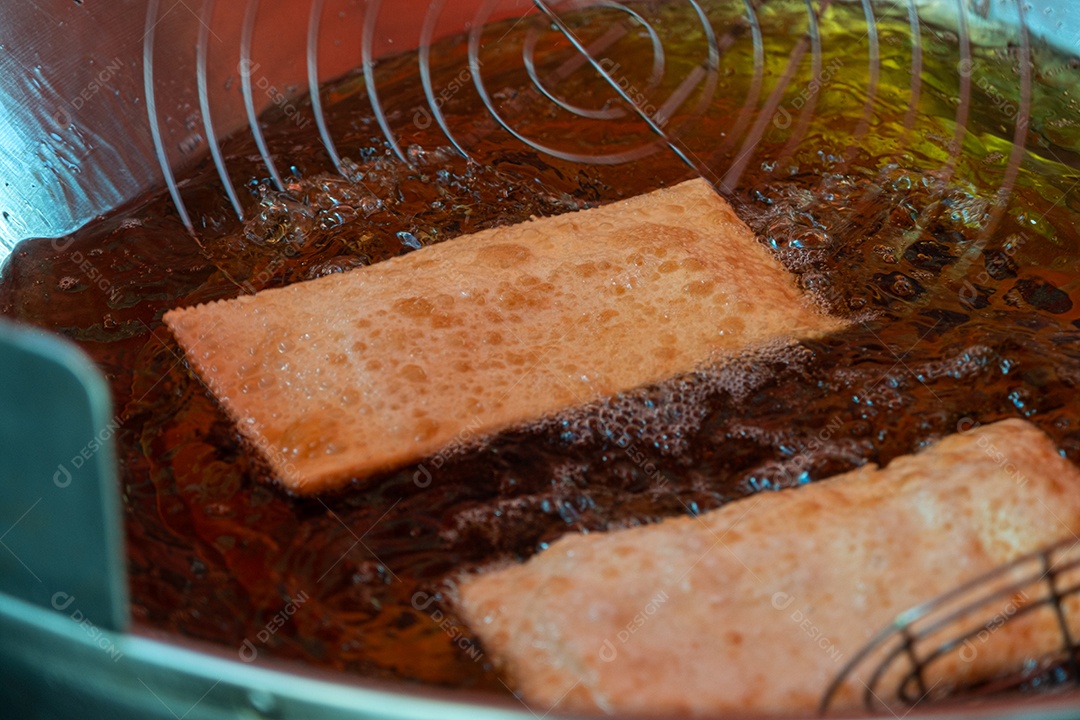 Pastéis doces sendo fritos