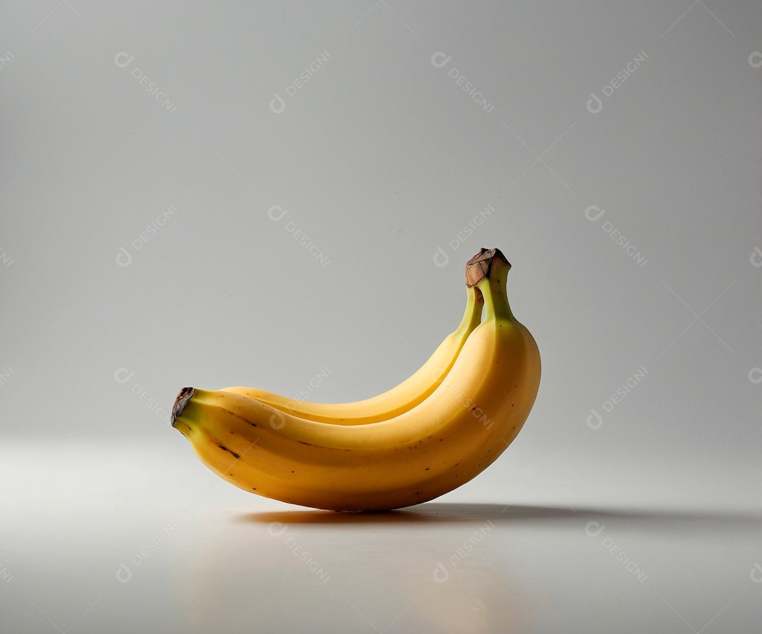 Bananas maduras sobre fundo cinza