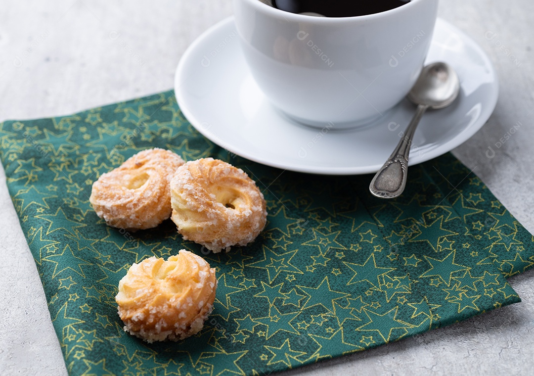 A imagem mostra biscoitos Samanta, também conhecidos como Samantilha ou biscoitos de massa choux.