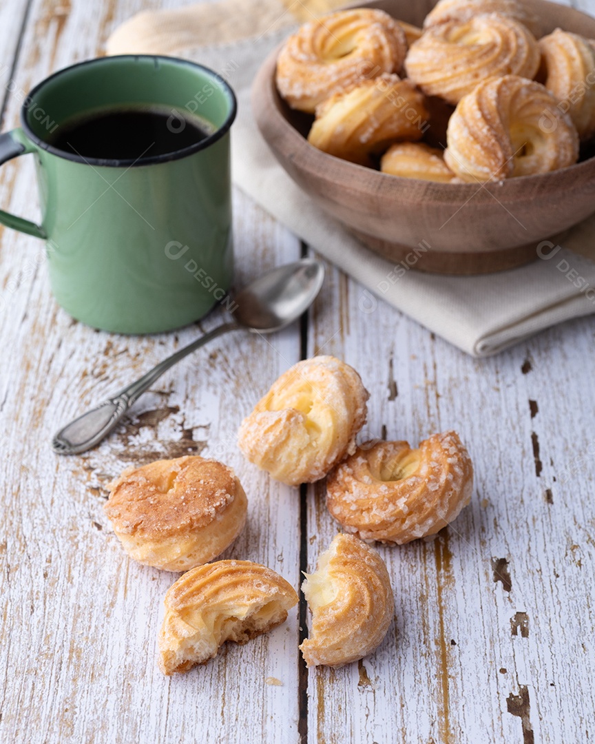 A imagem mostra biscoitos folhados conhecidos como Palmier, também chamados de orelha de elefante