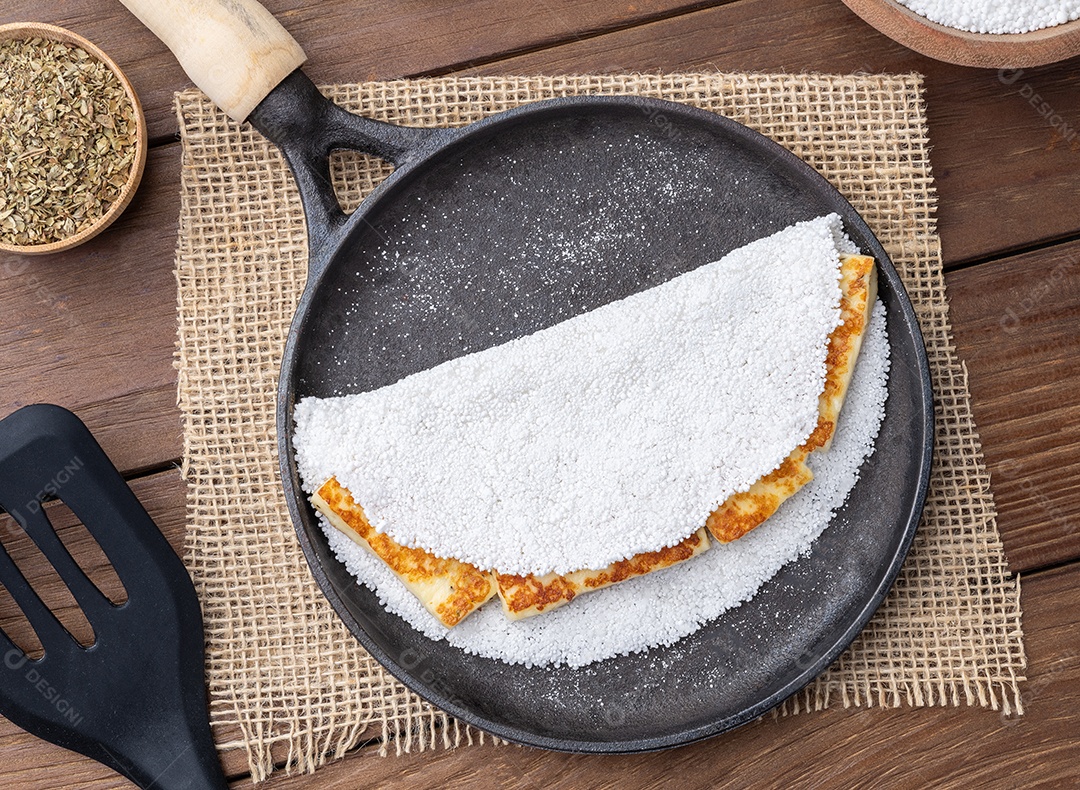 A imagem mostra uma tapioca recheada