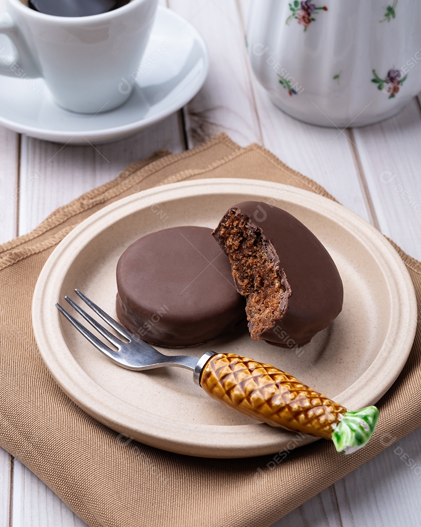 A imagem mostra um alfajor, um doce tradicional