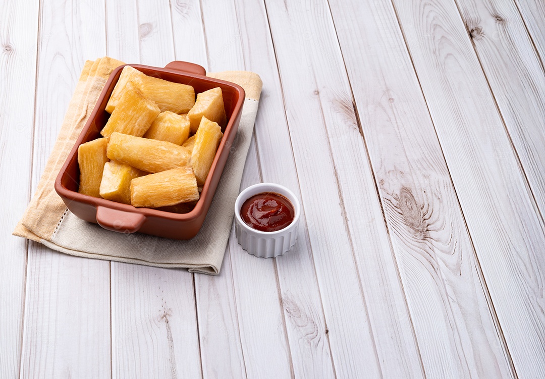 A imagem mostra mandioca frita, um acompanhamento popular ou petisco.