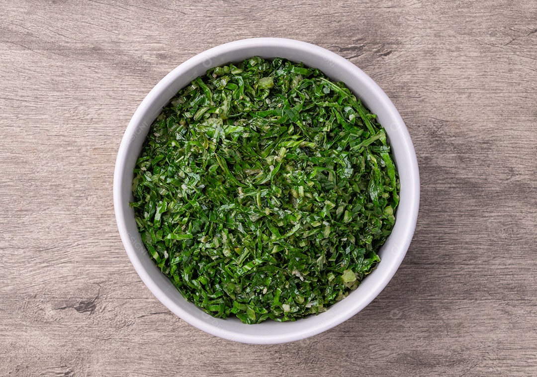 A imagem mostra gremolata, um condimento italiano vibrante e fresco.