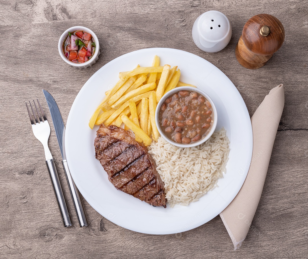 A imagem mostra um prato típico da culinária portuguesa conhecido como Bitoque.