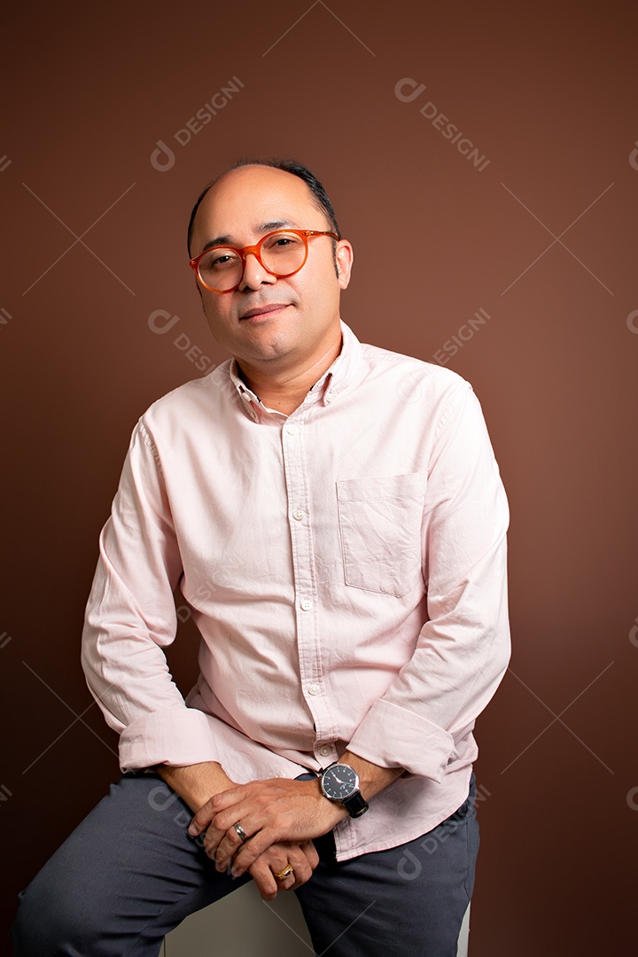 Retrato Masculino em Estúdio com Camisa Branca Posição Sentado Imagem JPG