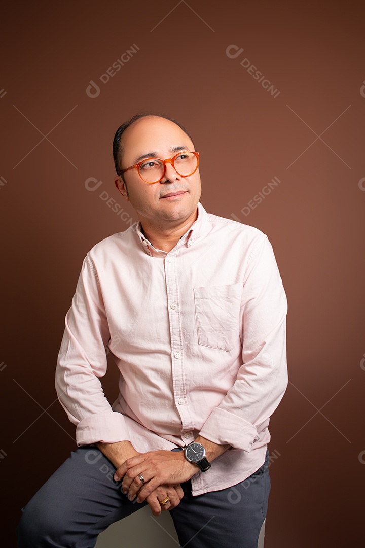 Retrato Masculino em Estúdio com Camisa Verde e Blazer Preto Posição em Pé Imagem JPG