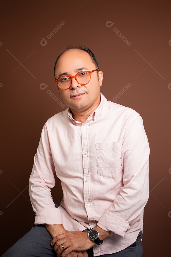Retrato Masculino em Estúdio com Camisa Branca e Óculos Posição Sentado Imagem JPG