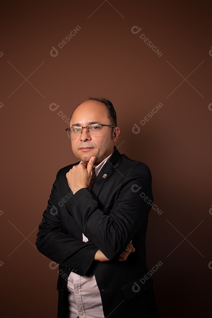 Retrato Masculino em Estúdio com Terno Preto Posição de Braço no Queixo Imagem JPG