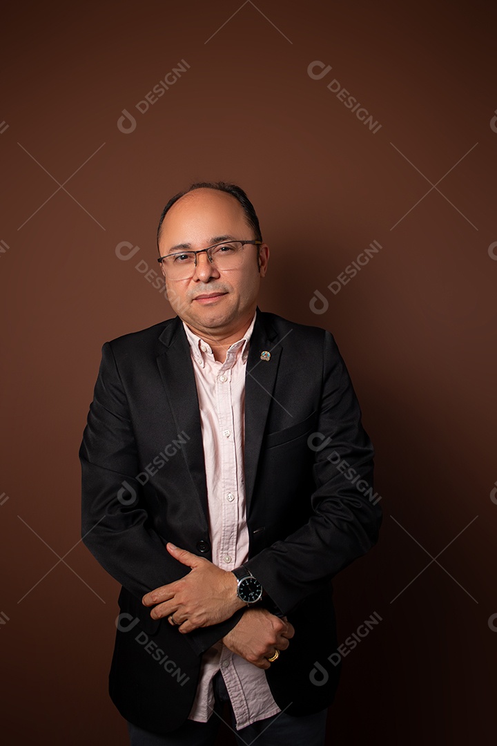 Retrato Masculino em Estúdio com Terno Preto Posição de Braços Cruzados Imagem JPG