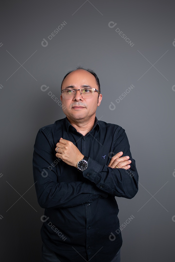 Retrato Masculino em Estúdio com Camisa Preta Posição de Braços Cruzados Imagem JPG
