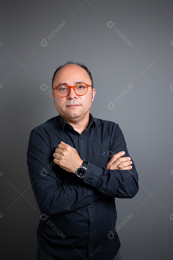 Retrato Masculino em Estúdio com Camisa Preta Posição em Pé Olhar Frontal Imagem JPG