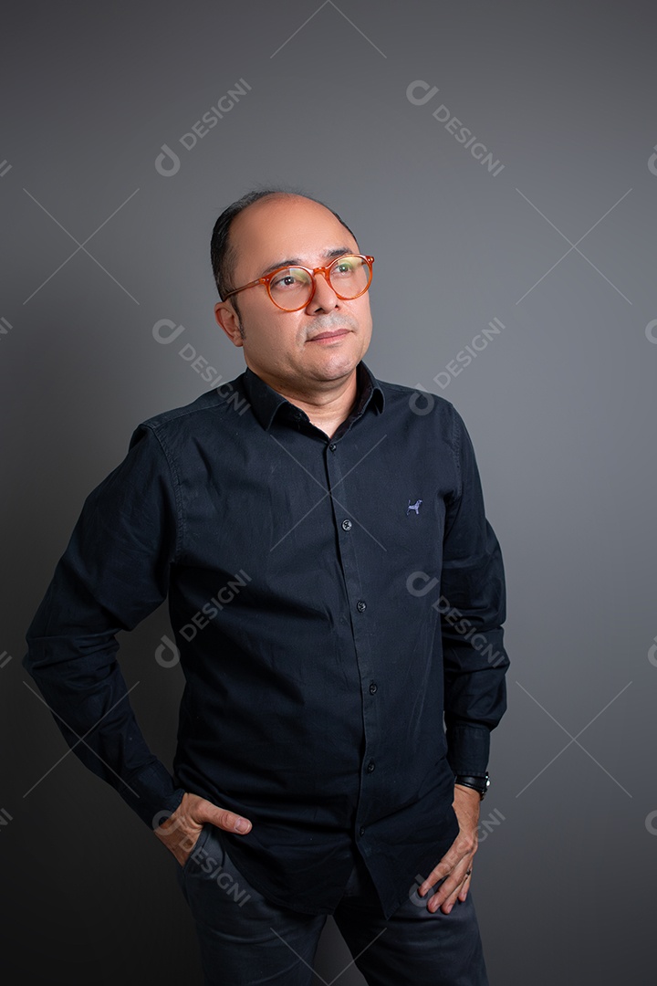 Retrato Masculino em Estúdio com Terno Preto Posição em Pé Imagem JPG