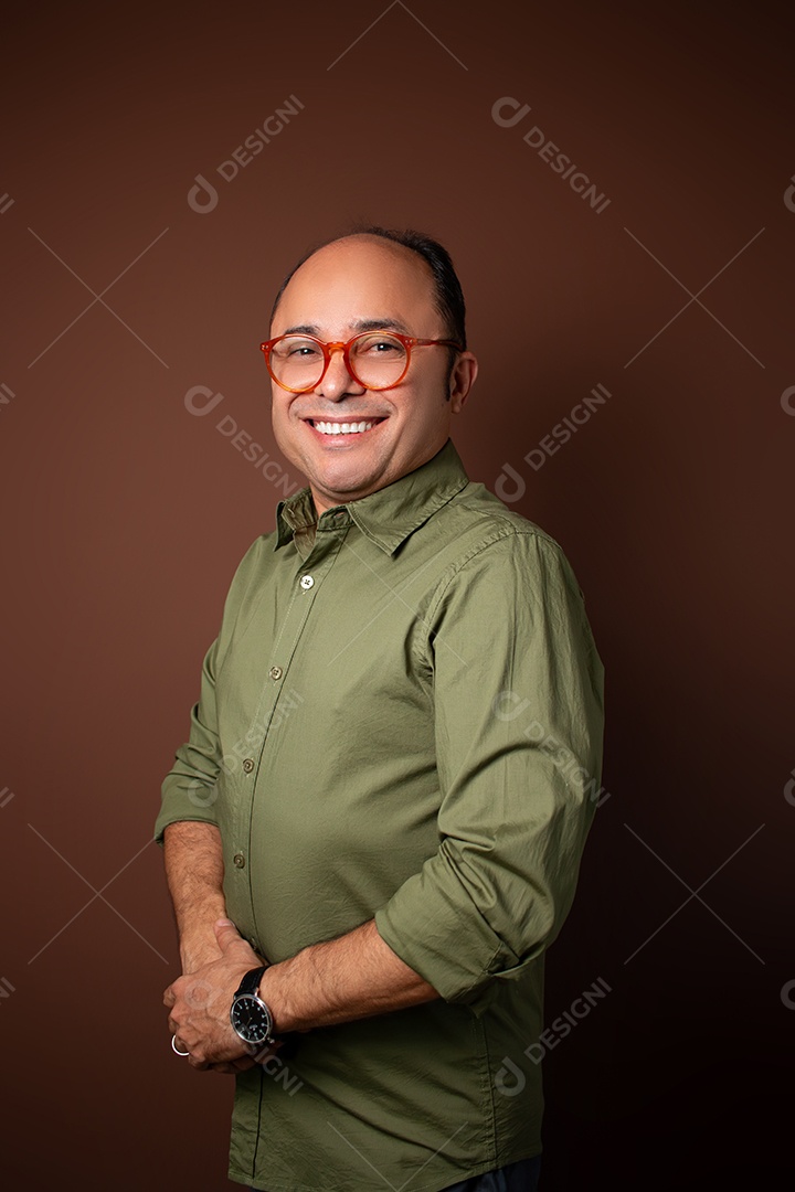 Retrato Masculino em Estúdio com Camisa Verde Posição de Lado Imagem JPG
