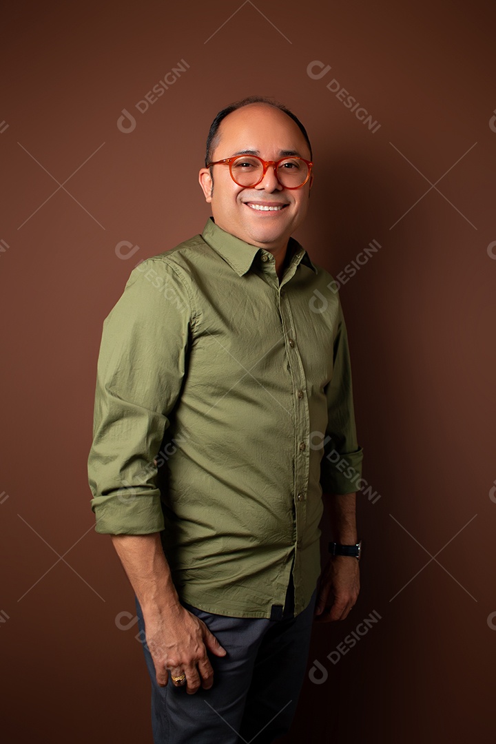 Retrato Masculino em Estúdio com Camisa Verde Posição de Lado Imagem JPG