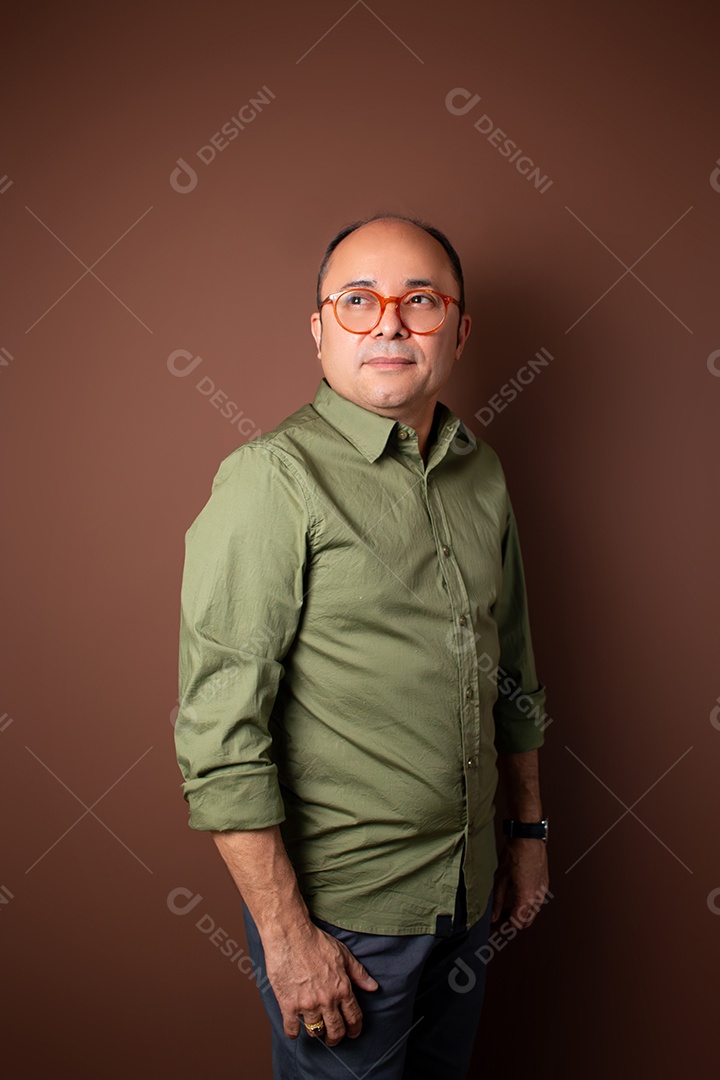 Retrato Masculino em Estúdio com Camisa Verde Posição Frontal Imagem JPG