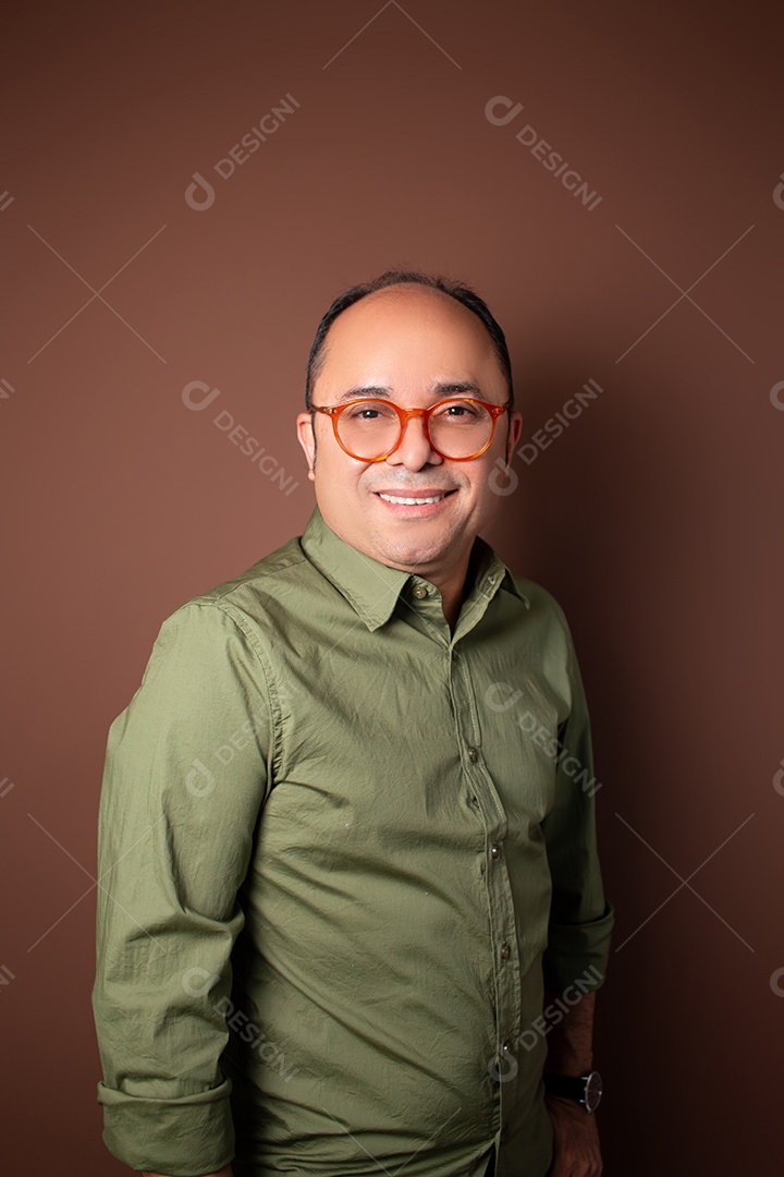 Retrato Masculino em Estúdio com Camisa Verde Manga Longa Posição de Perfil Imagem JPG