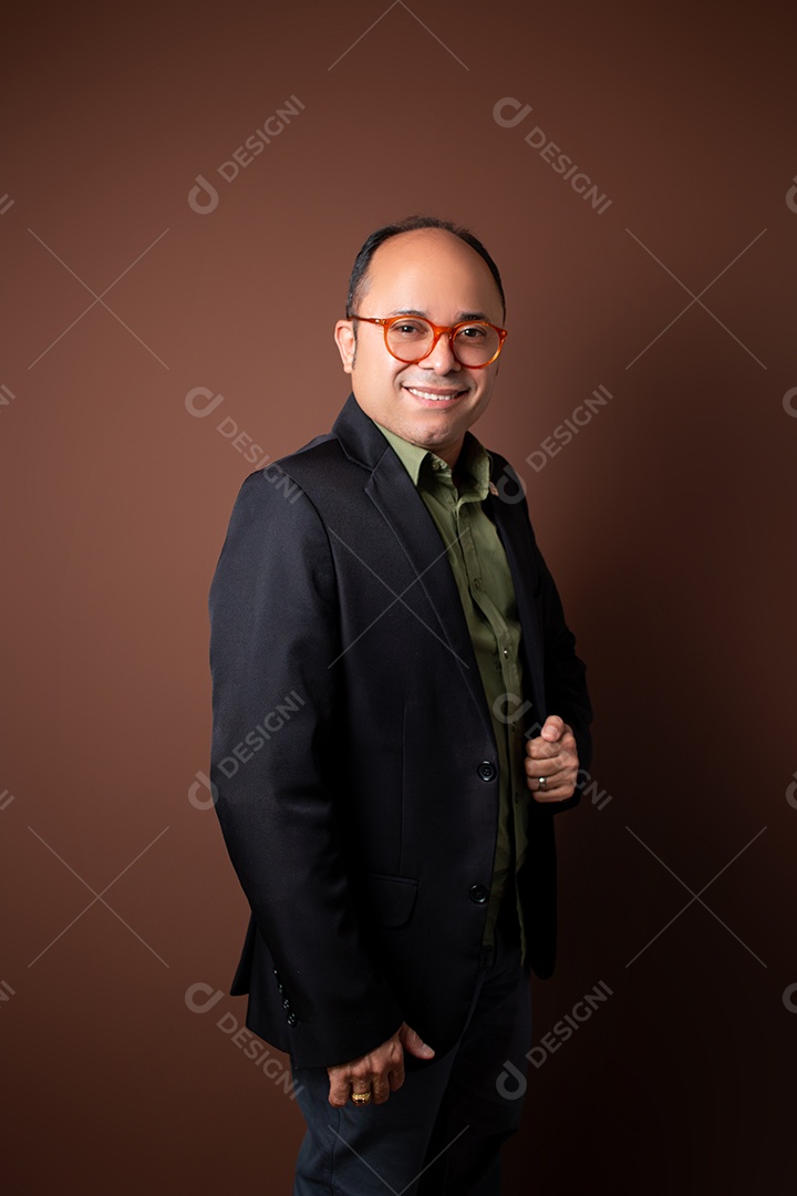 Retrato Masculino em Estúdio com Camisa Verde e Blazer Preto Posição em Pé Imagem JPG