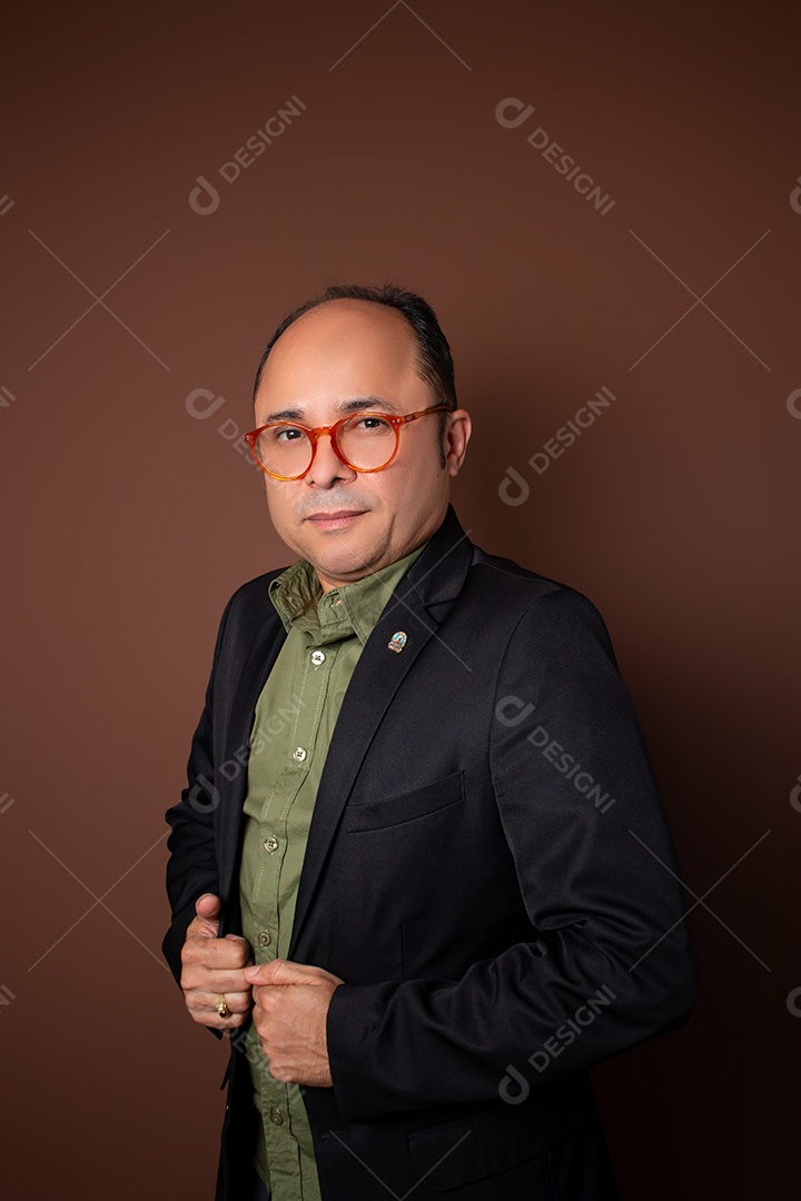 Retrato Masculino em Estúdio com Camisa Verde e Blazer Preto Posição Lateral Imagem JPG