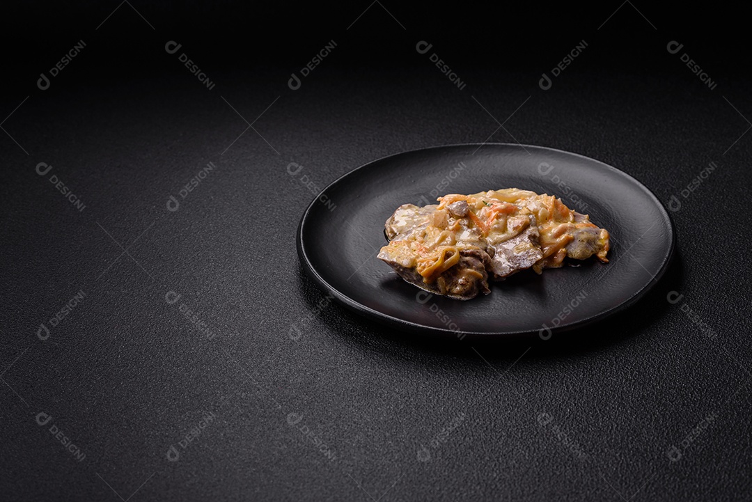 Deliciosa comida com molho branco sobre uma tigela