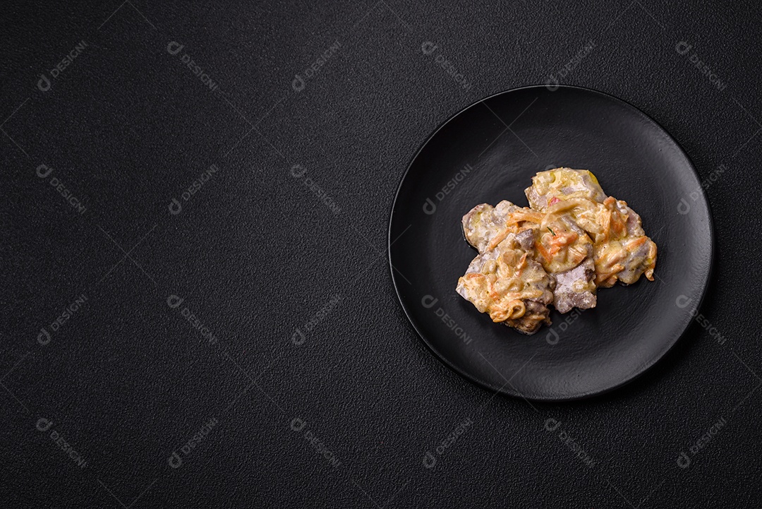 Deliciosa comida com molho branco sobre uma tigela