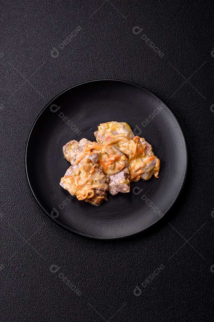 Deliciosa comida com molho branco sobre uma tigela