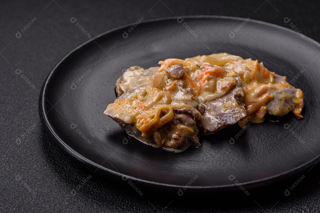 Deliciosa comida com molho branco sobre uma tigela