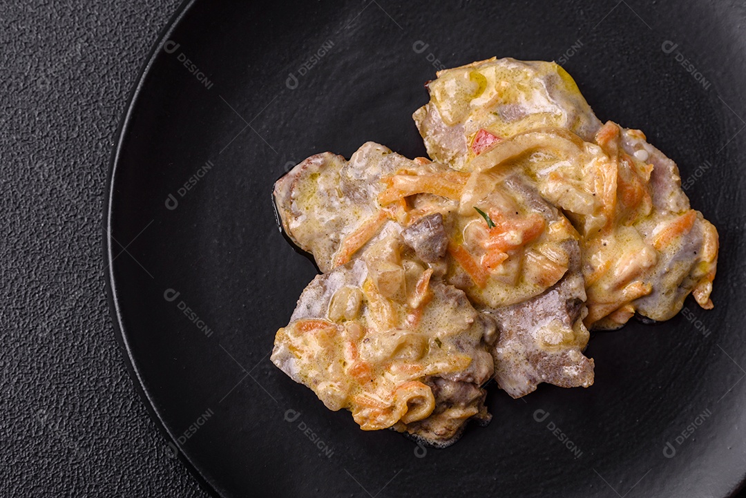 Deliciosa comida com molho branco sobre uma tigela