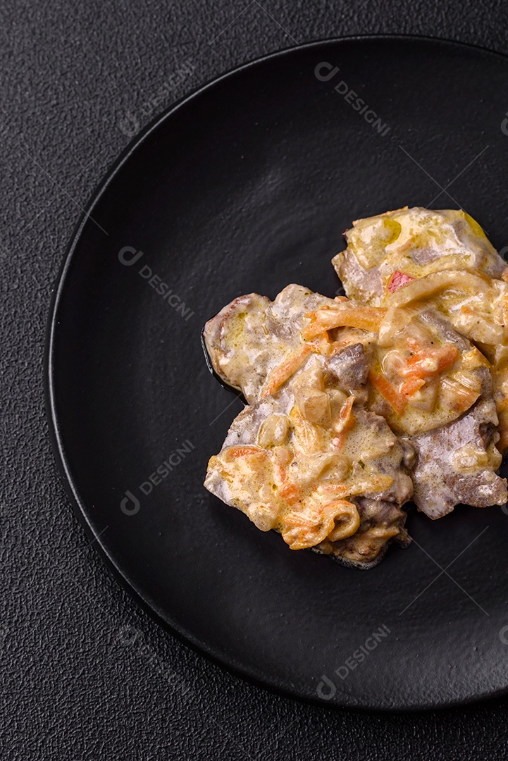 Deliciosa comida com molho branco sobre uma tigela