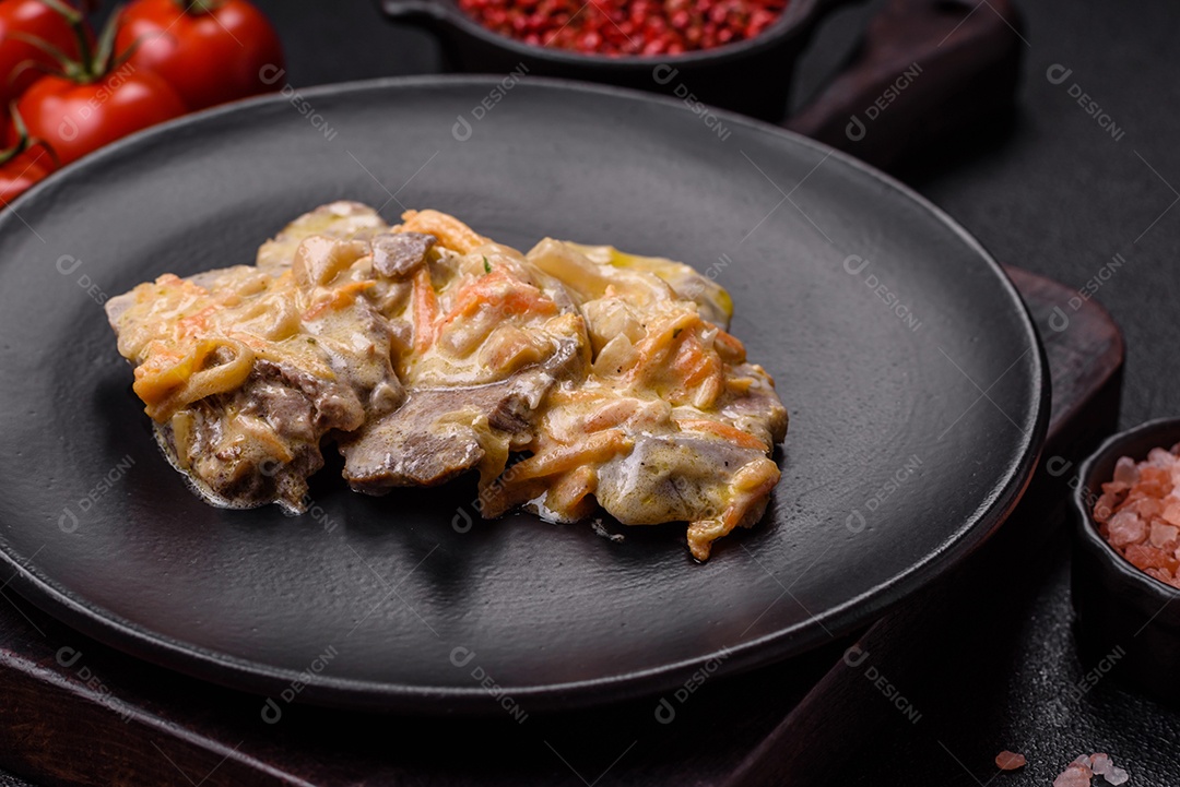 Deliciosa comida com molho branco sobre uma tigela