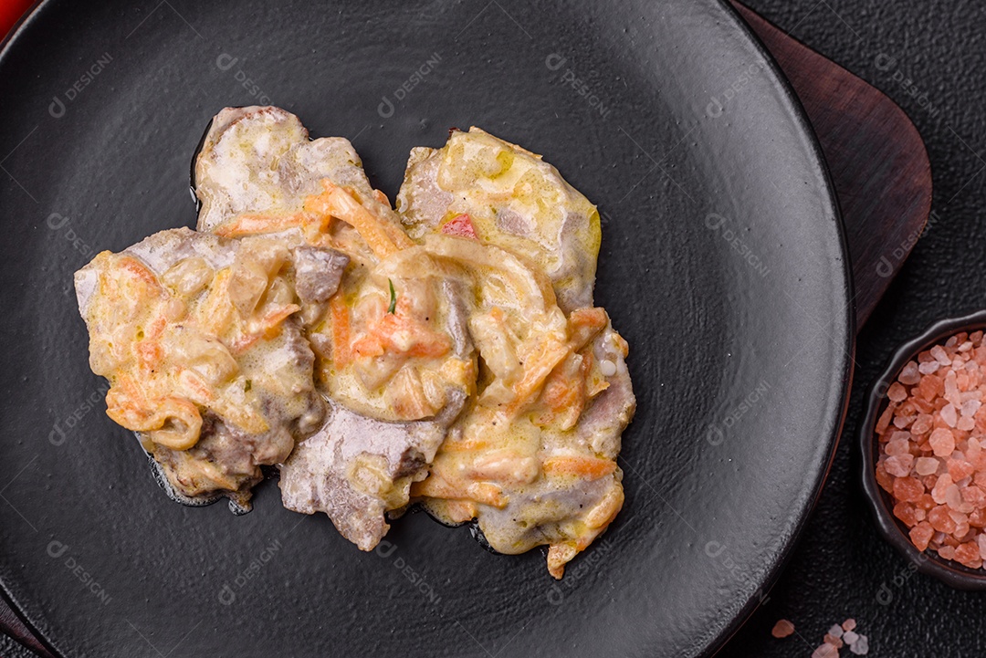 Deliciosa comida com molho branco sobre uma tigela