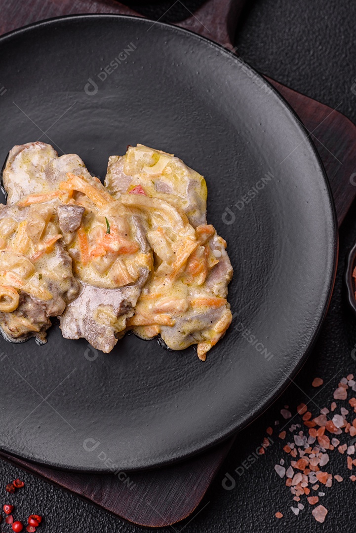 Deliciosa comida com molho branco sobre uma tigela