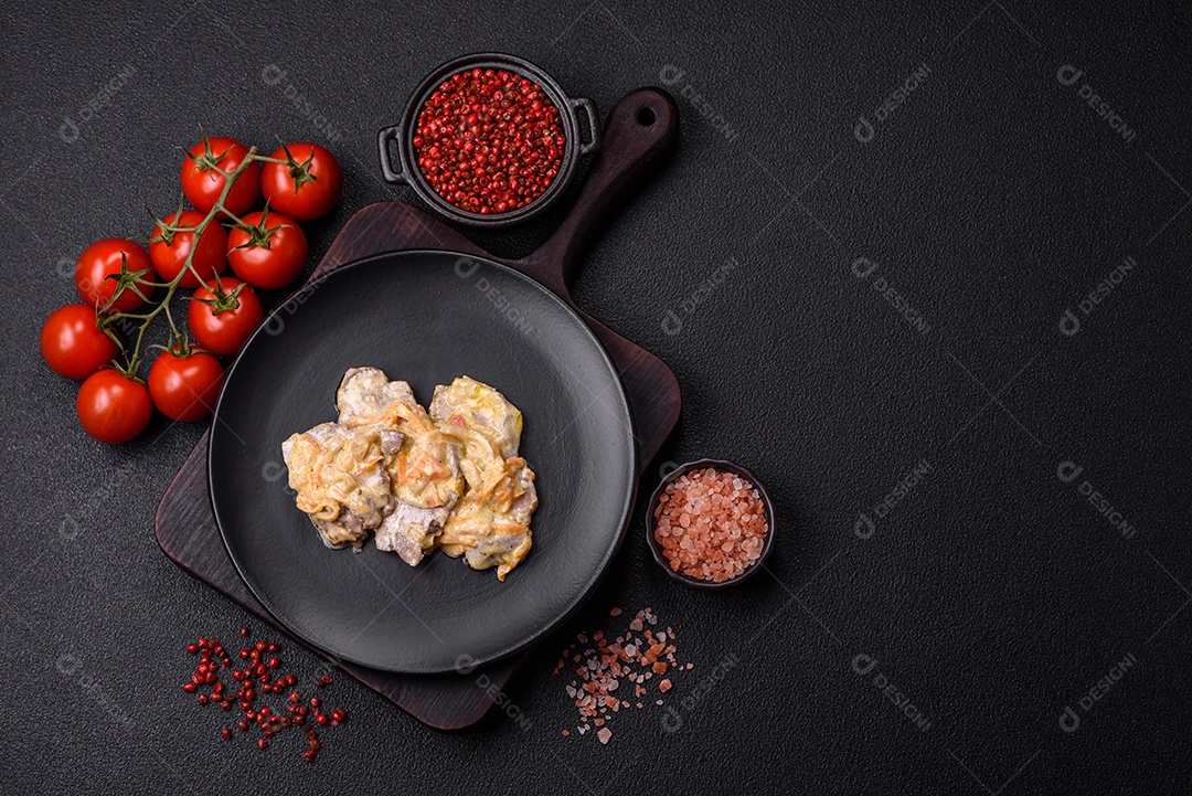 Deliciosa comida com molho branco sobre uma tigela