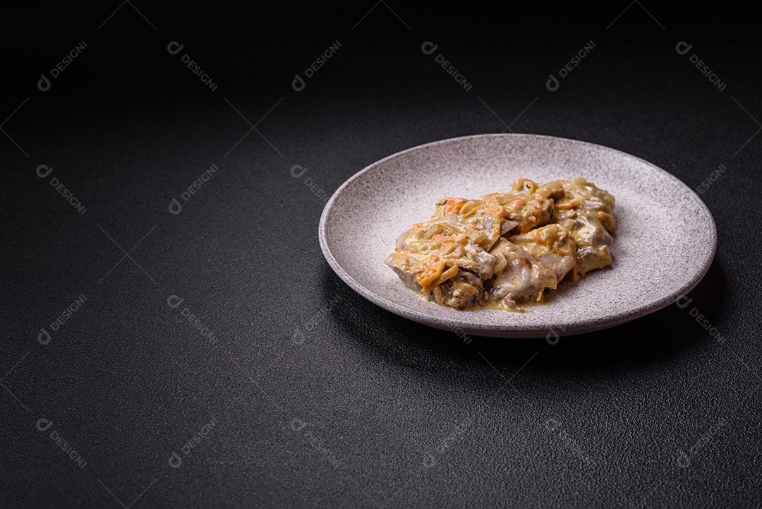 Deliciosa comida com molho branco sobre uma tigela