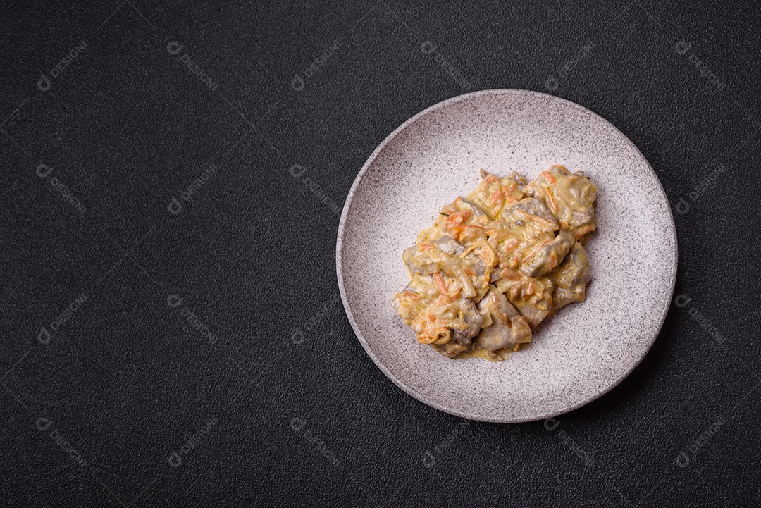 Deliciosa comida com molho branco sobre uma tigela