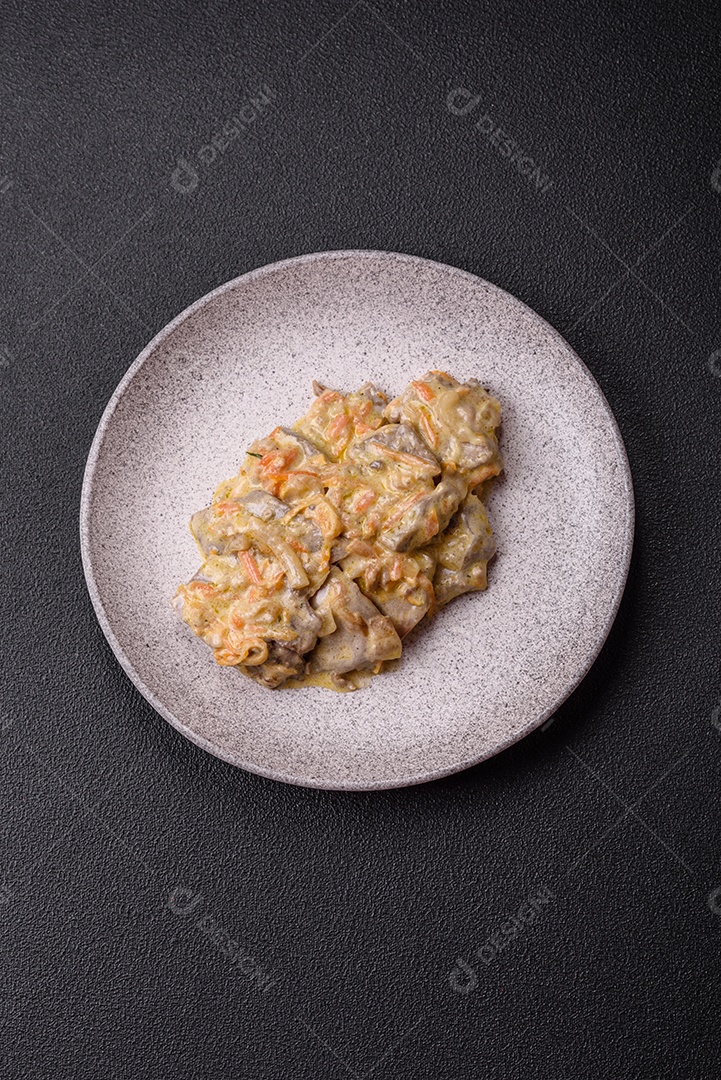 Deliciosa comida com molho branco sobre uma tigela