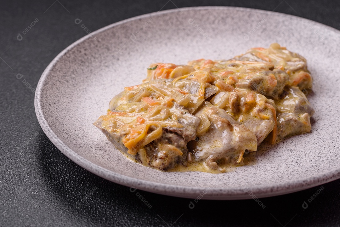 Deliciosa comida com molho branco sobre uma tigela