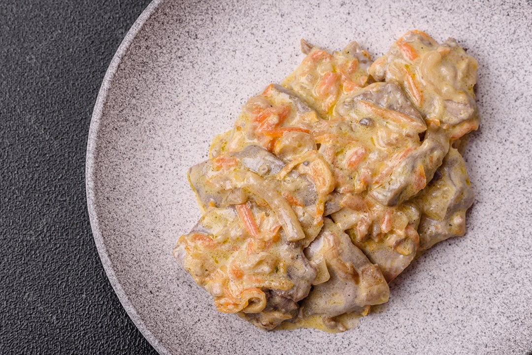 Deliciosa comida com molho branco sobre uma tigela