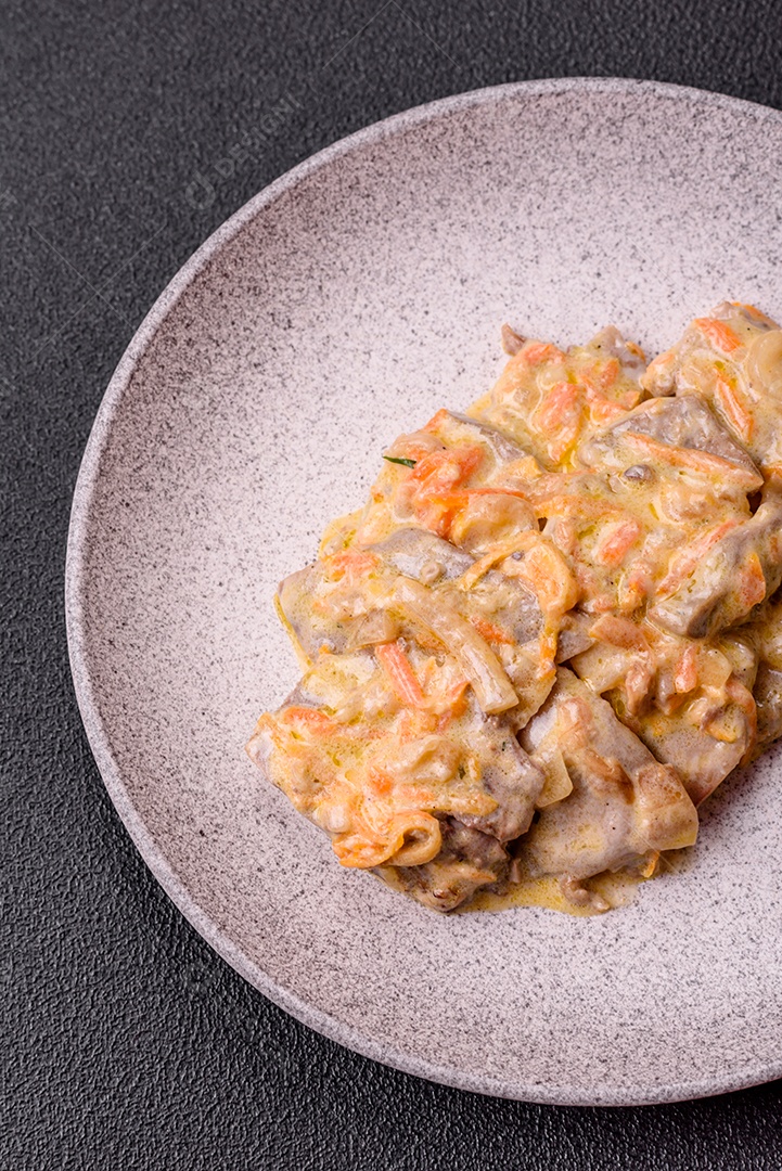 Deliciosa comida com molho branco sobre uma tigela