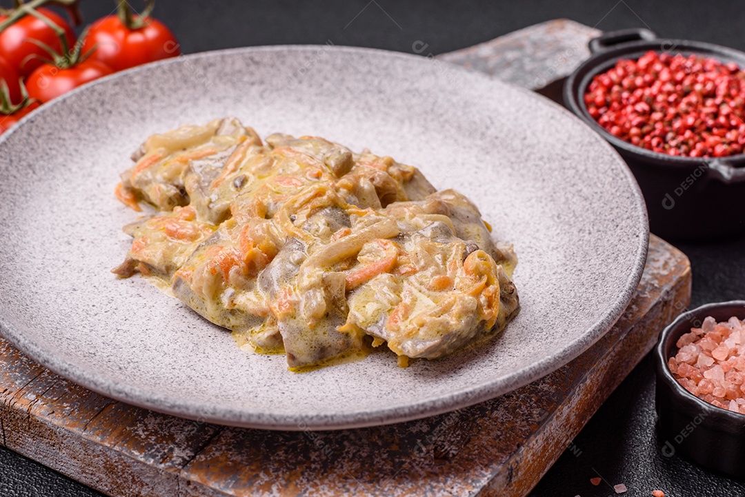 Deliciosa comida com molho branco sobre uma tigela