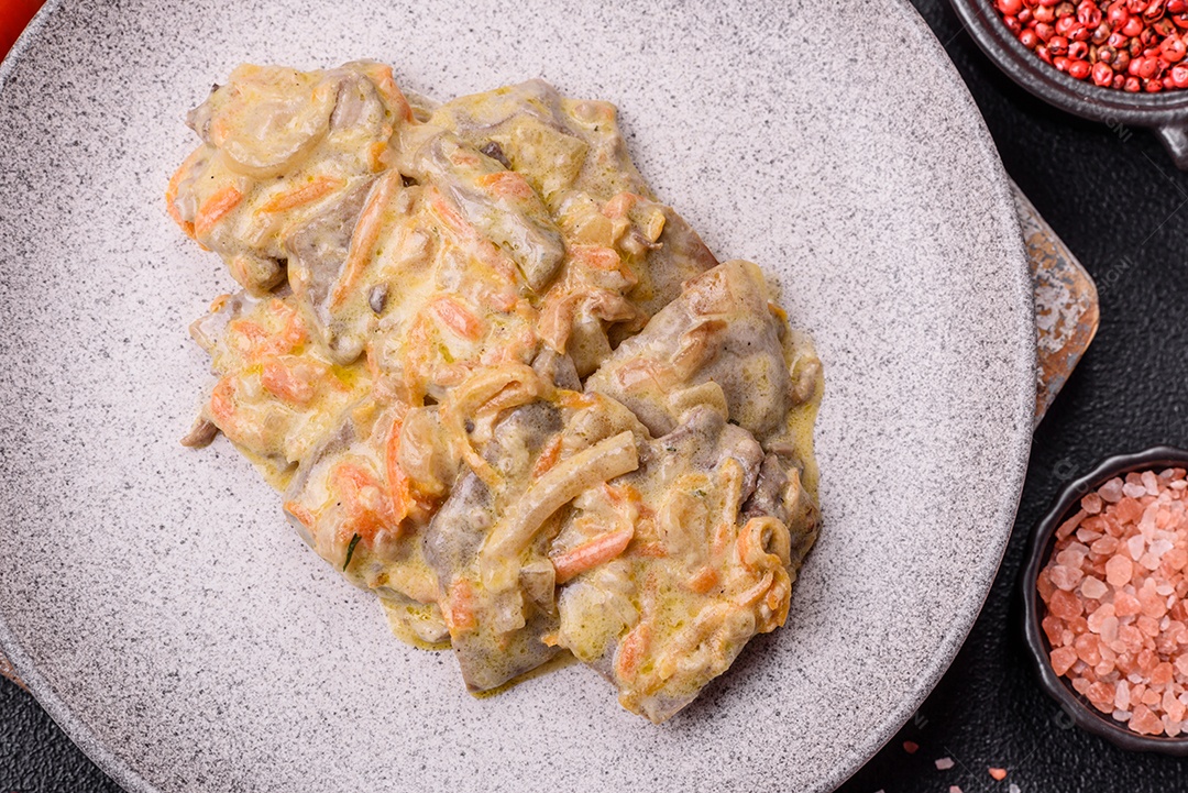 Deliciosa comida com molho branco sobre uma tigela