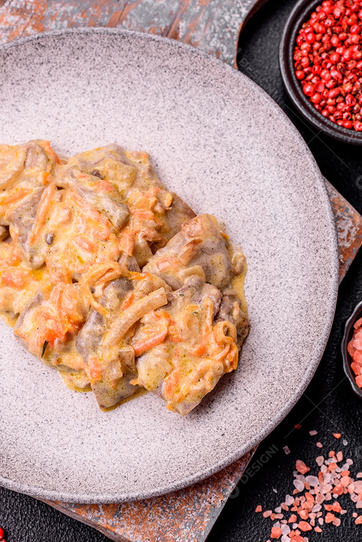 Deliciosa comida com molho branco sobre uma tigela