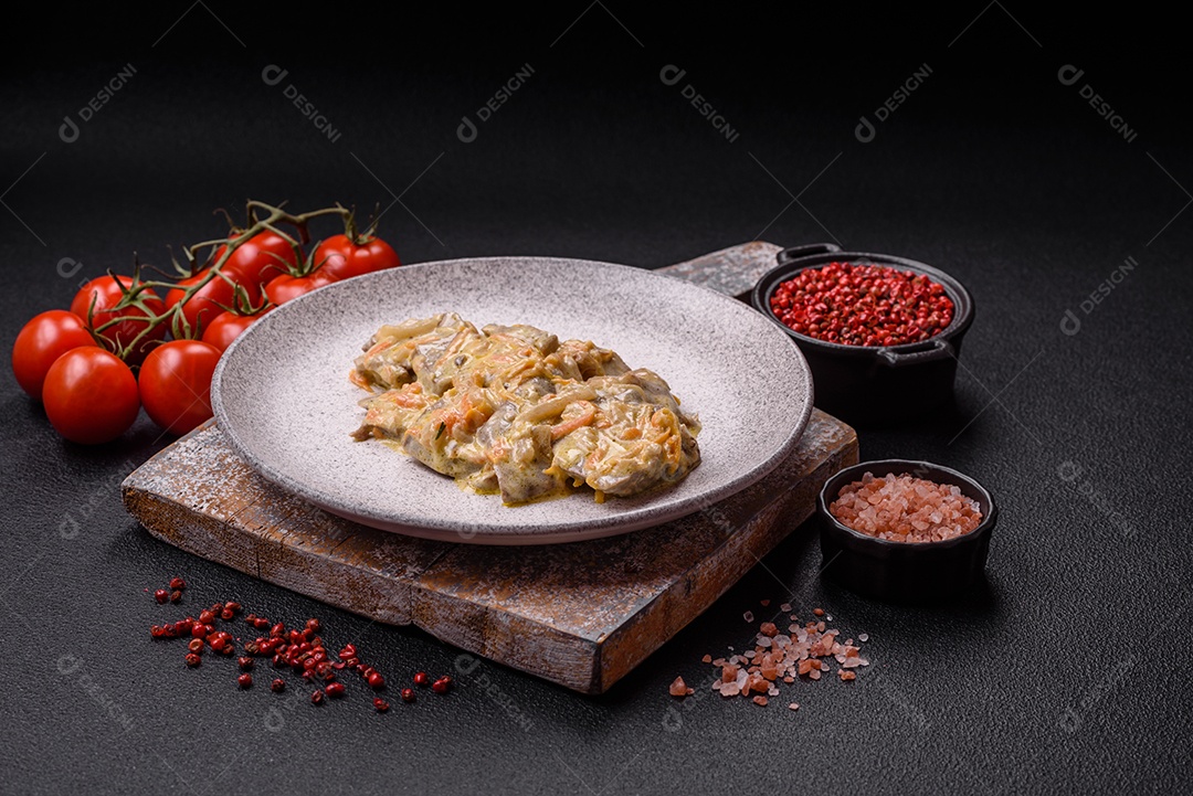 Deliciosa comida com molho branco sobre uma tigela