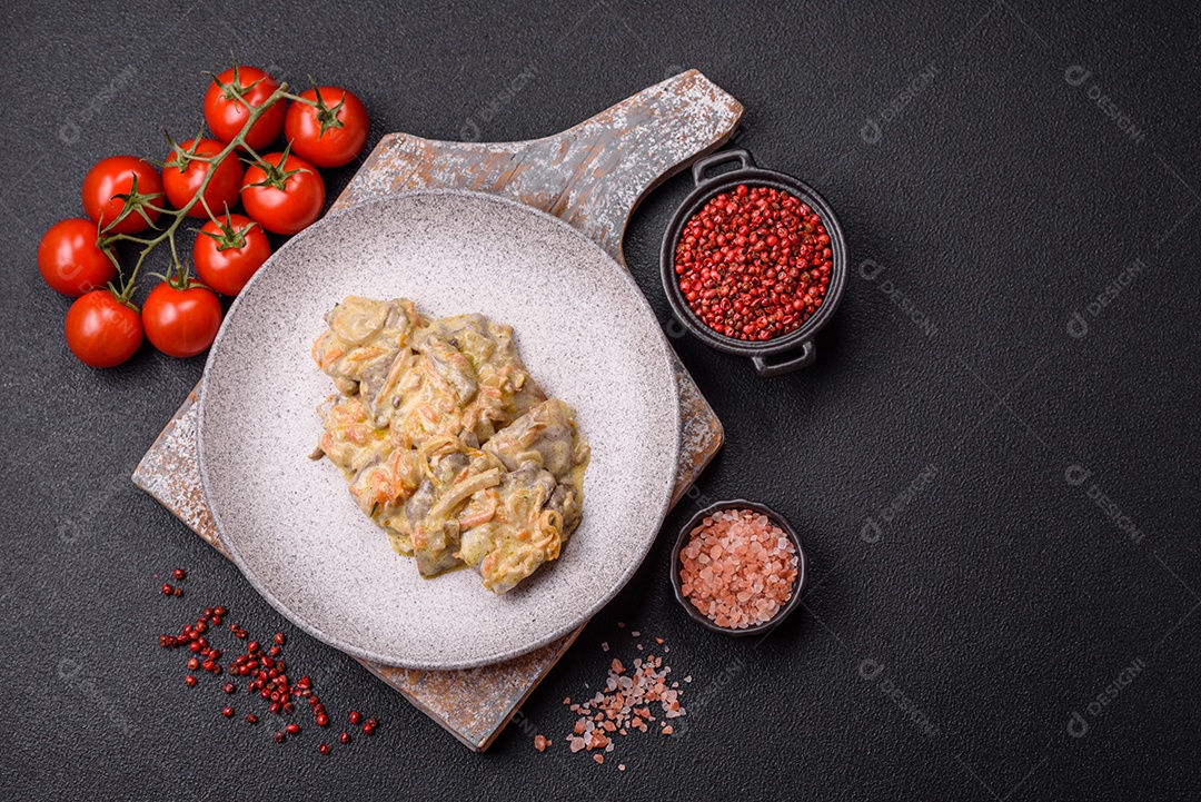Deliciosa comida com molho branco sobre uma tigela