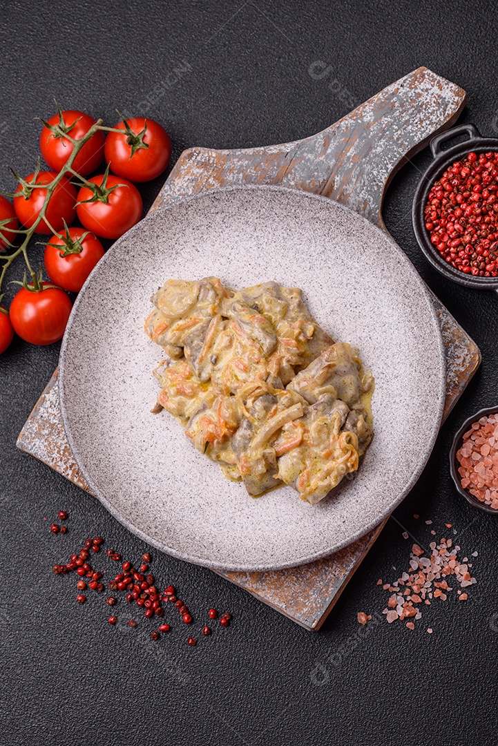 Deliciosa comida com molho branco sobre uma tigela