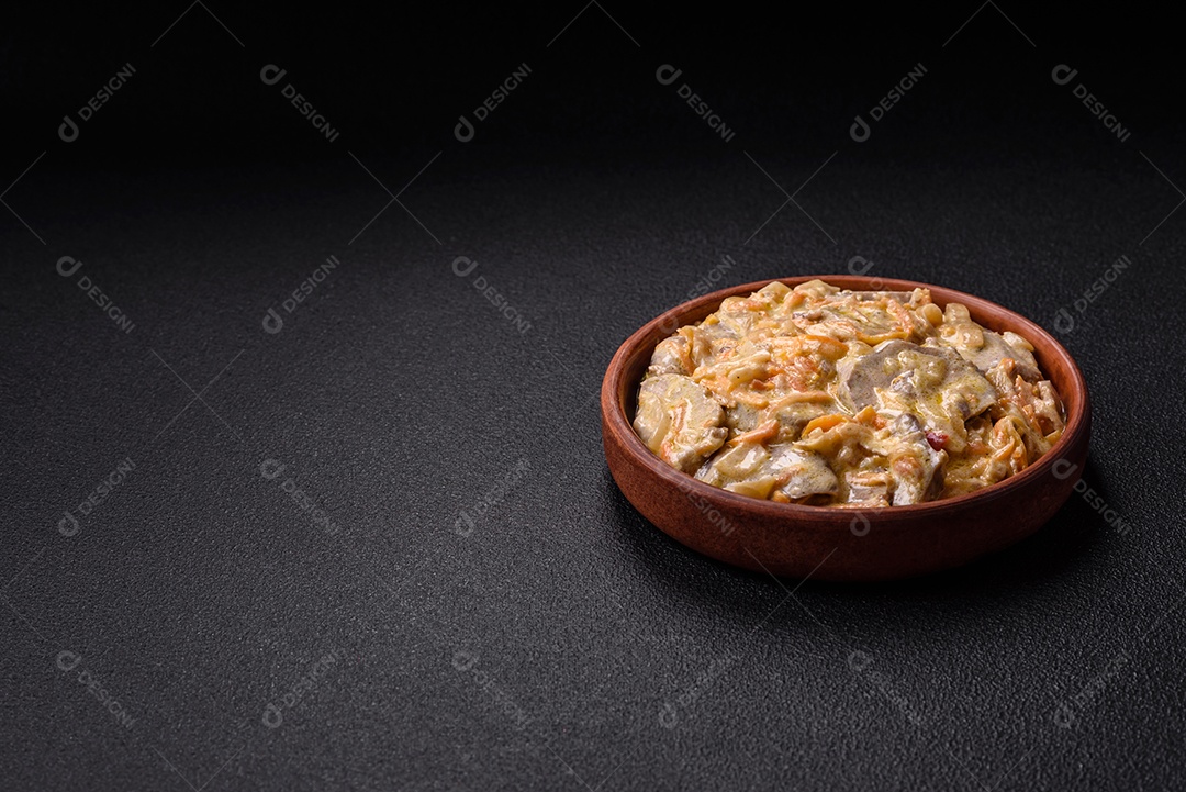 Deliciosa comida com molho branco sobre uma tigela